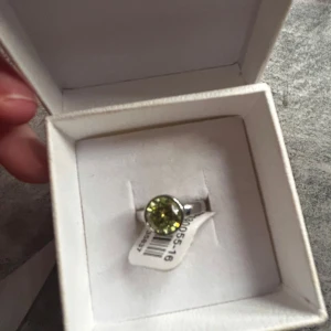 Ring med grön sten - Snygg ring med en stor, rund grön sten i mitten. Tror ringen var i size 16,5 vilket passade inte vig :(💕