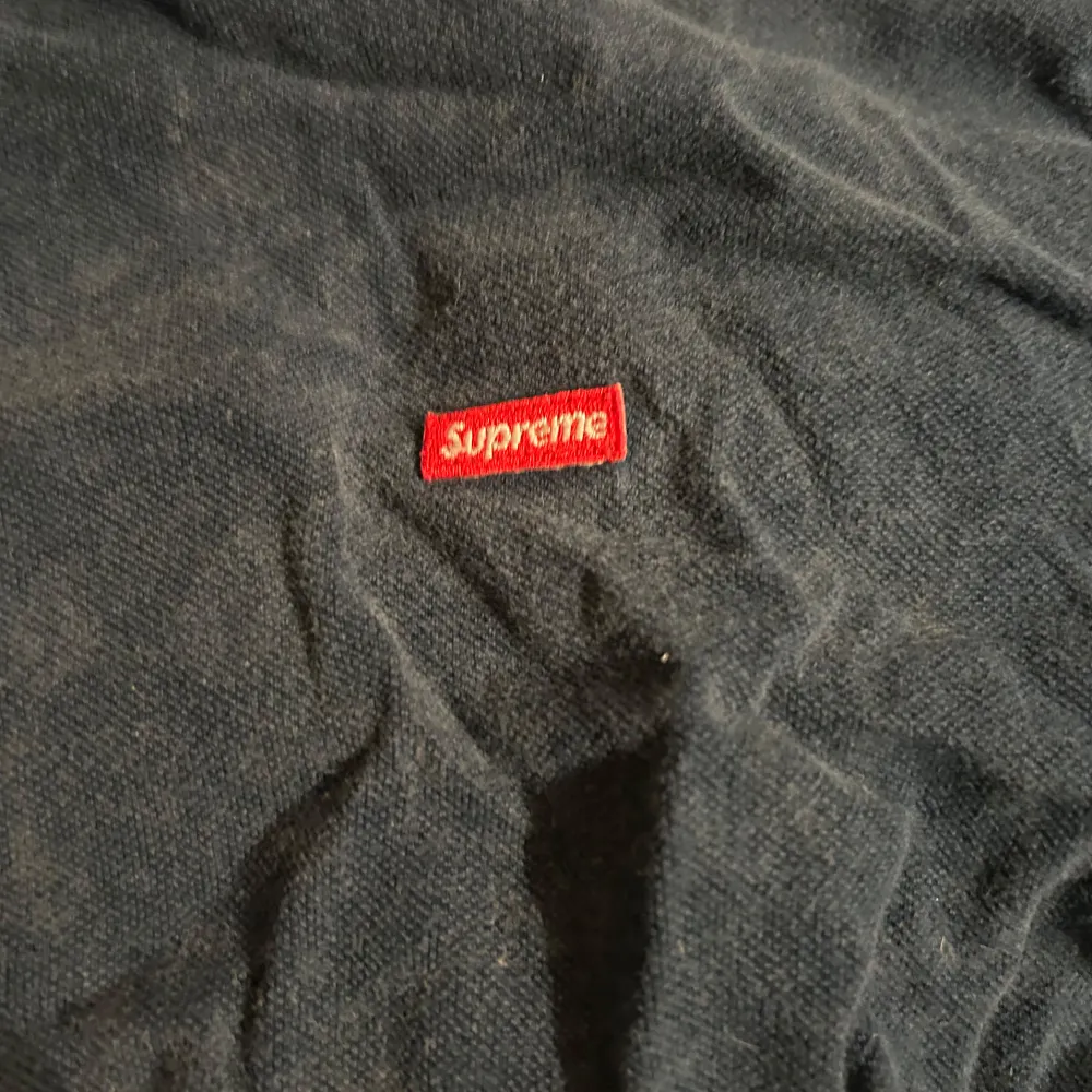 Säljer en mörkblå tröja från Supreme i bra skick. Den har en klassisk design med rund hals och långa ärmar. Perfekt för en casual look eller streetwear-stil. Supreme-loggan är broderad på bröstet. Passar perfekt till höst och vår!. Tröjor & Koftor.