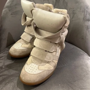  Isabel Marant skor  - Säljer ett par snygga beige skor från Isabel Marant i mocka. Skorna är i jätte bra skick och mockan är fortfarande super fin. 