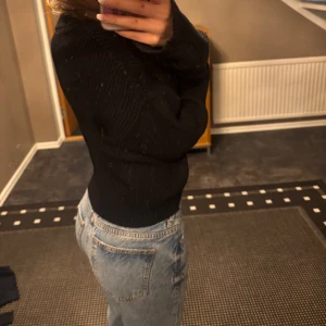 Blåa jeans från Gina Tricot  - Skit snygga jeans från Gina tricot använda några gånger men inte någon skada💓priset kan diskuteras, köpta för 500kr
