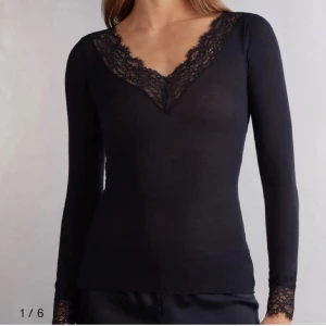 Svart intimissimi tröja - Superfin tröja från intimissmi, lite nopprig men inga hål, skriv för fler bilder☺️