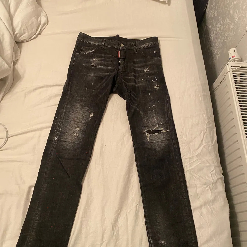 Säljer ett par svarta jeans från Dsquared2 med lite slitningar i storlek IT42. Dem är köpta på NK och kvitto finns. Jeansen är knappt använda och är som i nyskick. Jeans & Byxor.