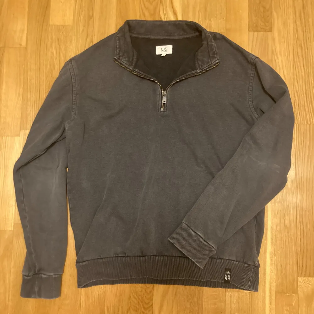 Half zip från QS by s.Oliver i storlek medium. Bra skick. Bara att skriva vid eventuella frågor. Pris kan diskuteras vid smidig affär!. Tröjor & Koftor.