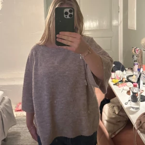 Beige stickad tröja från 157 - Mysig beige stickad tröja från 157 i storlek M. Perfekt för kyliga dagar med sin mjuka och bekväma passform. Tröjan har trekvartsärmar och en rund halsringning. Passar både till vardags och mysiga hemmakvällar. ✨