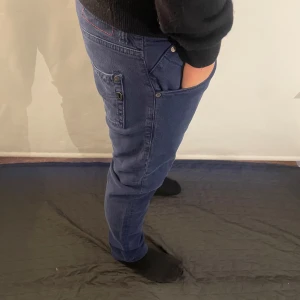 Dondup jeans - Säljer ett par blå dondup jeans||Nypris:ca 3500||Mitt pris:699||W34 men passar W31-32||Modellen är 185cm||Hör av er vid frågor!🔥