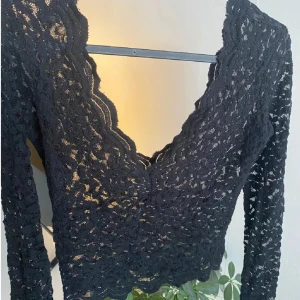 Svart spetsblus från Zara - Snygg svart spetsblus från Zara i storlek S. Den har en v-ringad design med långa ärmar och ett jätte fint spetsmönster. Perfekt för  fest  eller en fin vardagsoutfit. Blusen är i mycket bra skick. Hör av er vid frågor/intresse att köpa, eller läs min BIO för där finns all info!!💞