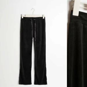 Svarta mjukisbyxor - Säljer ett par svarta mjukisbyxor i mycket bra skick. De är superbekväma och perfekta för en chill dag hemma eller en avslappnad promenad. Byxorna har en snörning i midjan för justerbar passform och är gjorda i ett mjukt material som känns skönt mot huden. Säljer även hoddie till, och i beige, och den i blå hoodie.