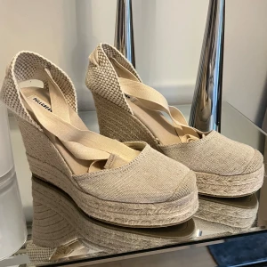 Beigea klackar - Snygga beige kilklackar från pull and bear, aldrig använda
