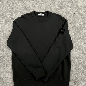 Stone Island Sweatshirt - Säljer min Stone Island Sweatshirt i den gråa färgen. Väldigt skön och stilig. Den har växt ur mig och jag har bara hunnit använda den ett par gånger därför är den ganska ny och skicket är strålande.