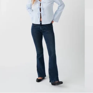 Mörkblå bootcut jeans Gina tricot - Säljer ett par snygga mörkblå bootcut jeans i mycket bra skick. De är lågmidjade och i nyskick