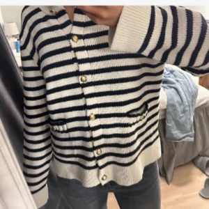 Randig kofta med knappar - Säljer en superfin randig kofta i vitt och svart. Den har långa ärmar och snygga knappar framtill. Perfekt för både vardag och lite kyligare kvällar. Passar bra till jeans eller kjol. 🖤🤍