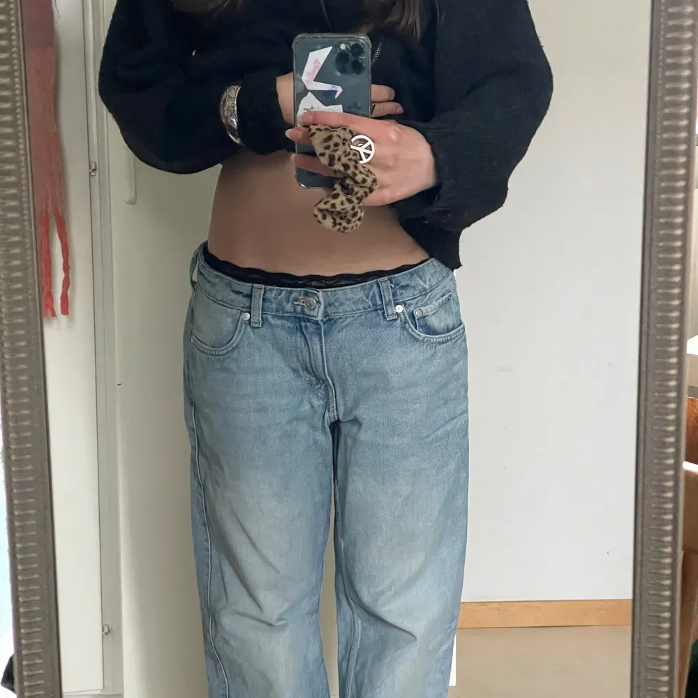 Säljer ett par ljusblå jeans från i modellen Arrow från weekday. Knappt använda.. Farkut & Housut.