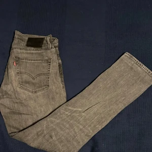 Mörk grå Levis - Ett par mörk grå/svarta levis i modell 511. Storleken är 30 32. Mycket bra skick, inga hål eller defekter. Nypris är runt 1000kr. Hör av dig vid fler bilder eller frågor.