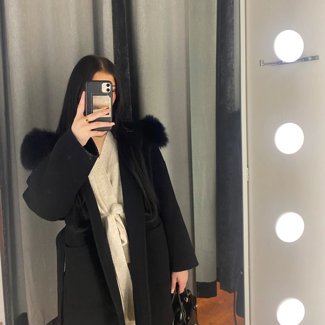 Svart kappa med pälsdetaljer