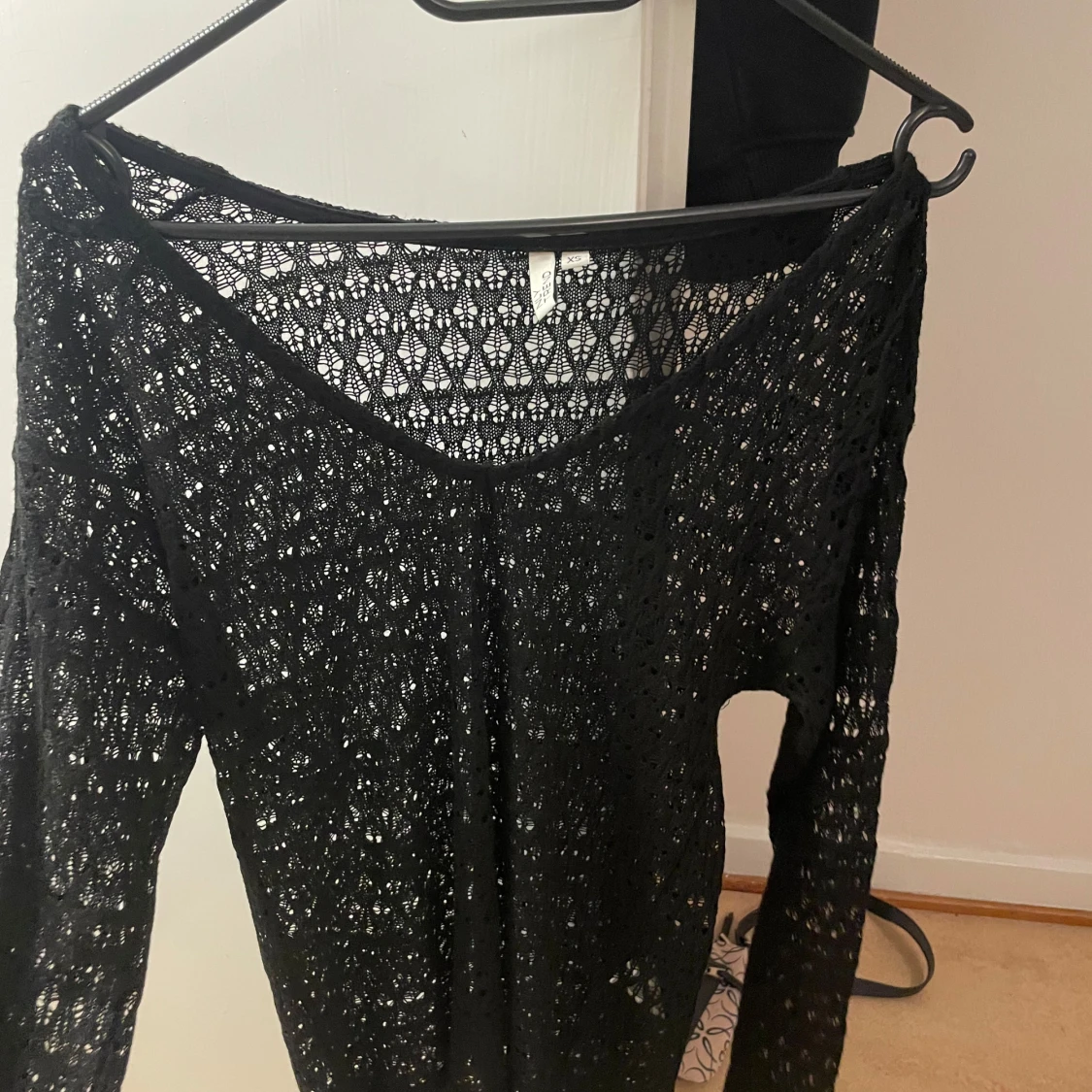 Svart spetsmönstrad tröja från H&M