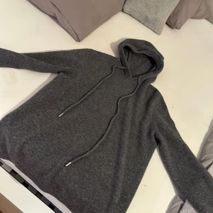 Kashmir hoodie - Fin Kashmir hoddie i bra skick, ny pris 1499 från Merley , mitt pris 799. Pris går att diskutera vid snabb affär 