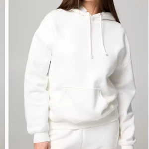 Hoodie - Mysig hoodie från Bikbok i storlek S. Använd litegranna men i bra skick💕skriv för egna bilder