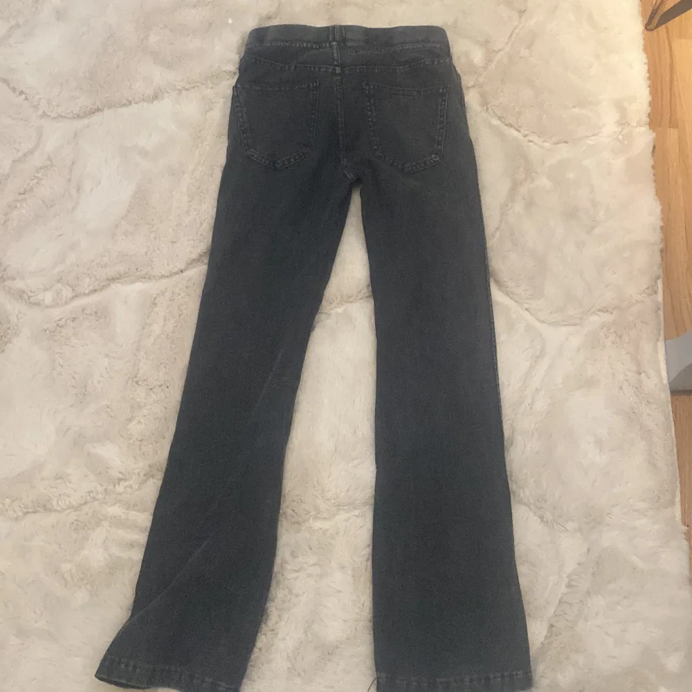 Svarta jeanstights från H&M i storlek 134. Mjuka och sköna vardagsbyxor  . Jeans & Byxor.