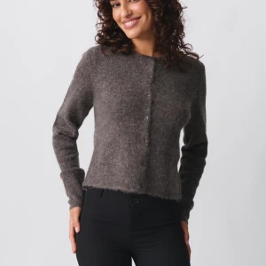 Brun Gina kofta - Säljer nu min bruna kofta från Gina🤎 Den är helt slutsåld på hemsidan! Köparen står för frakten. Tryck gärna på köp nu!☺️