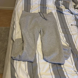 Grå mjukisbyxor peak performance  - Säljer ett par superbekväma grå mjukisbyxor från peak performance som jag har använt endast 1 gång då de har legat i garderoben ett tag. St L, sitter jätte bra och är svin sköna. 