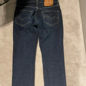 Mörkblå jeans från Levi's - Säljer ett par klassiska mörkblå Levi's jeans i bra skick. De har en snygg straight passform och är tillverkade i slitstarkt denim. Perfekta för både vardag och fest! 🕺(modellen är 511)