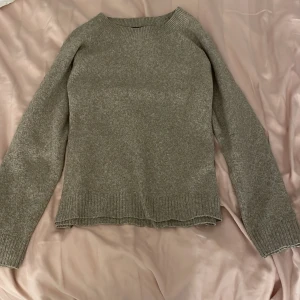 Beige stickad tröja från Vero Moda - Mysig beige stickad tröja från Vero Moda i storlek S. Perfekt för kyliga dagar med sin mjuka och bekväma passform. Tröjan har långa ärmar och ribbade kanter vid hals, ärmslut och nederkant. Passar både till vardags och lite finare tillfällen. 🧶✨