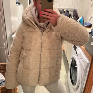 Beige teddyjacka - Så snygg och mysig beige teddyjacka från Hollister. Den är helt ny och använd💓 Säljer då jag har för många jackor! Nypris 2000kr💕 