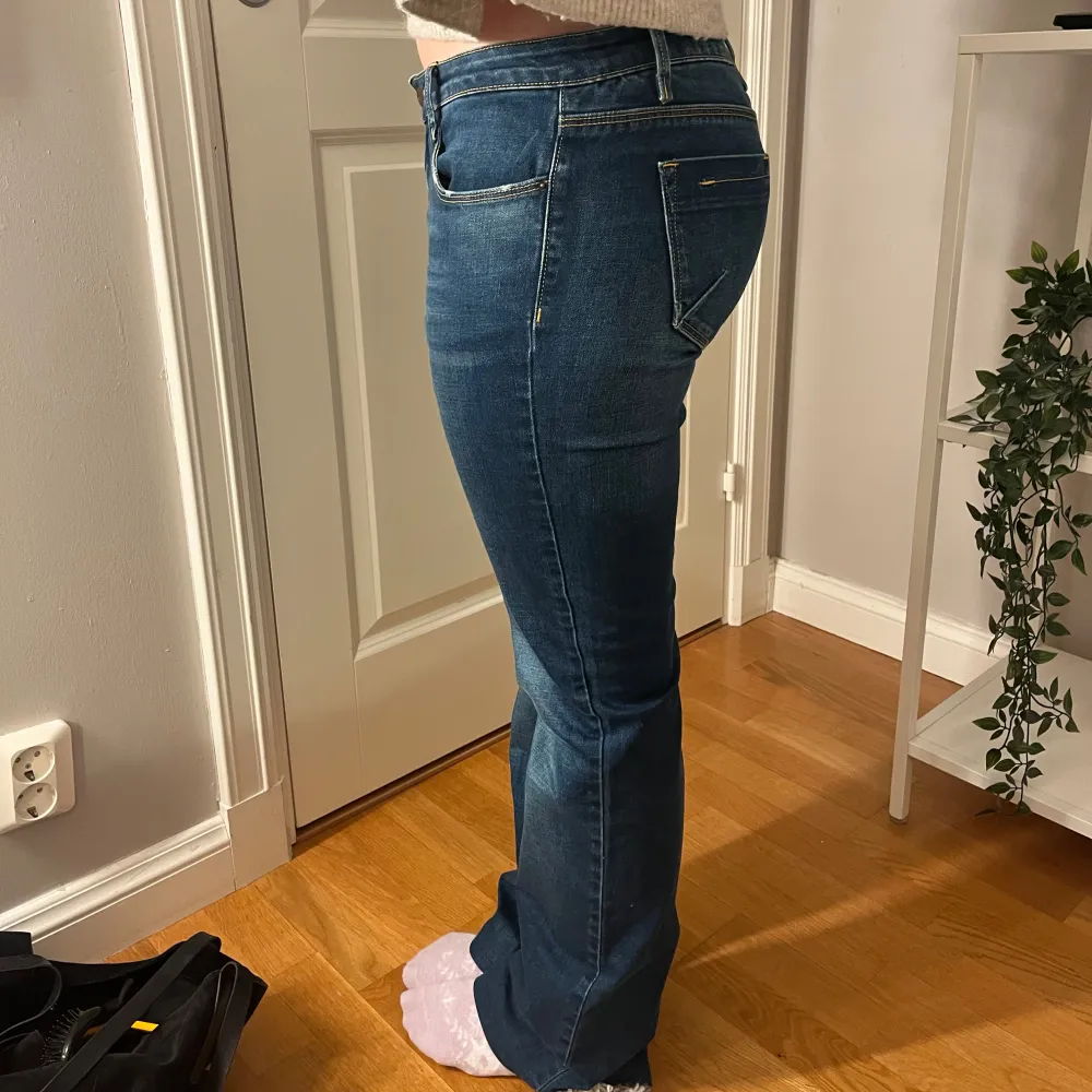 Säljer ett par skitsnygga blå bootcut jeans, pris kan diskuteras . Jeans & Byxor.