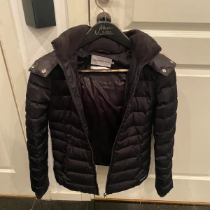 calvin klein jacka  - En jätte snygg calvin klein jacka i storlek XS, jätte fint skick då den är använd fåtal gånger. 