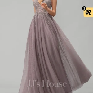 Balklänning från JJ's House - Superfin vinröd  balklänning från  JJ's House. Köptes tidigare i år och har endast använts en gång och är i nyskick. Klänningen är i samma som på bilden fast i vinröd. 💓nypris: 2271kr