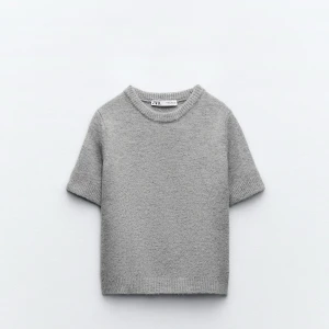 Kortärmad tröja från zara  - En kortärmad tröja från Zara som bara är använd en gång. Den är i storlek M men passar S