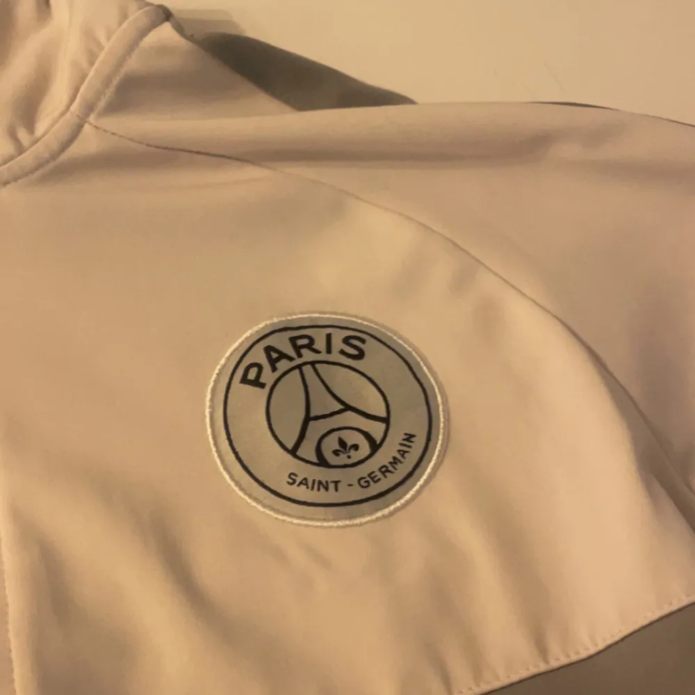 Säljer en snygg vit och grå kofta från Nike med Paris Saint-Germain-logga. Säljs för bra pris . Jackor.