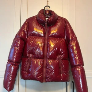  tommy hilfiger jacka  - röd puffer från hilfiger! 