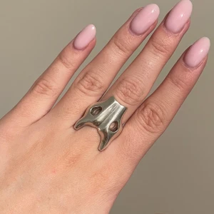 Maria Nilsdotter ring - Säljer min Maria Nilsdotter ring, inte använd speciellt mycket så den är i bra skick. Nypris 2995 💓