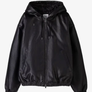 Svart skinnjacka med huva - säljer denna skinnjacka, har tyvärr inte kommit till andvändning då den var för stor:/ 