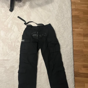 Corteiz Guerillaz Cargos, triple black - Helt oanvända Corteiz cargos. Inbyggt ”bälte” som syns i bilden. Ligger ute på StockX för 2800-3000kr. Säljer då de ej satt jättebra på mig. Kan hämtas på Hisingen eller runt Chalmers i GBG