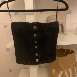 Svart jeanstopp - Jättefin svart jeanstopp!! Perfekt till fest 🤩 Aldrig använd 