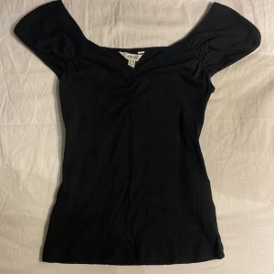 Svart topp från Aware - Snygg svart topp från Aware i storlek XS. Den har korta ärmar men som också kan användas som offshoulder. Bara använt några gånger🖤