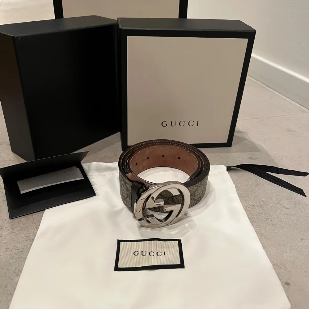 Säljer detta Gucci skärp i längd 85 i mycket bra skick. . Accessoarer.