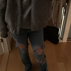 Jeans - Skit snygga håliga jeans från Zara!!💗💗