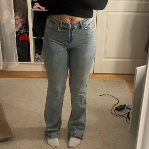 Blå jeans med bootcut - Säljer ett par snygga, blåa superstretchiga jeans med bootcut. De är högmidjade och har en klassisk femficksdesign.  Jeansen är i bra skick men har lite slitage längst ner men inget man tänker på.