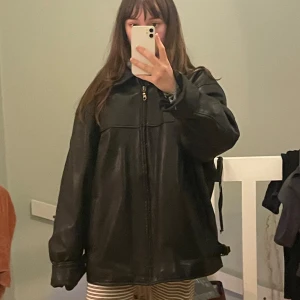 Svart skinnjacka - Svart skinnjacka från Gatto i mycket bra skick. Den har en dragkedja och krage, insidan är fodrad med tyg och har innerfickor. Perfekt för höst och vår!