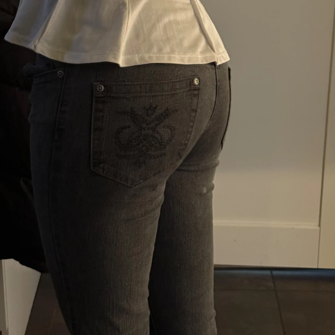 Grå jeans med broderad bakficka - 92