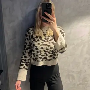 Jättepopulär leopard tröja från H&M. Så varm, skön och gosig!!!