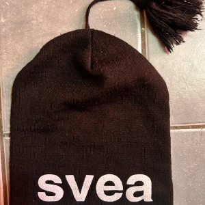 Svart mössa från Svea! - Svart toppluva i Sveas klassiska design. Använd men i gott skick. 