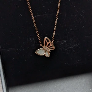 Halsband fjäril silver 925 (VJ117) - Oanvänt halsband pläterat i roseguld. Halsbandet är silver S925.