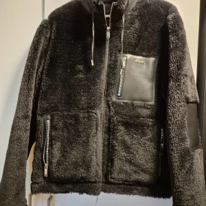 Axel arigato jacka - Axel Arigato mica jacket.  Size L. Jätte fin. Behöver sy lite vid dragkedjan. 5 cm ungefär. se bild. 