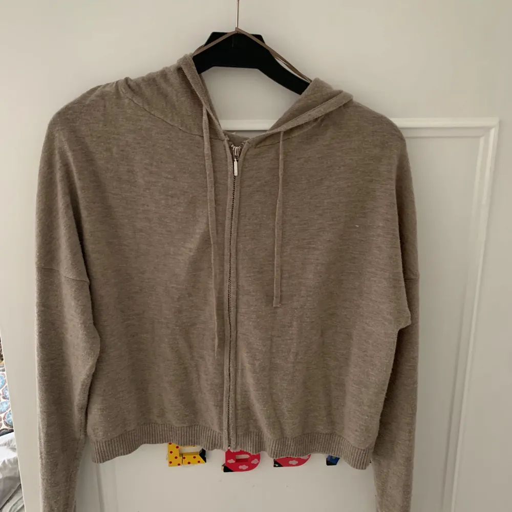 Säljer en supermysig beige hoodie  i bra skick. Den har dragkedja framtill och en skön huva med knytband. Perfekt för höst och vår när man vill ha något bekvämt och stilrent. Passar till både jeans och leggings!. Tröjor & Koftor.