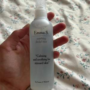 Soothing facial mist från Emma s. Återfuktar huden och går att använda både med eller utan smink. helt oöppnad och oanvänd! 