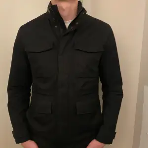 En riktig snygg och trendig J.Lindeberg field jacket i topp skick, Storlek L, vid frågor är de bara att skriva // Gramenti 